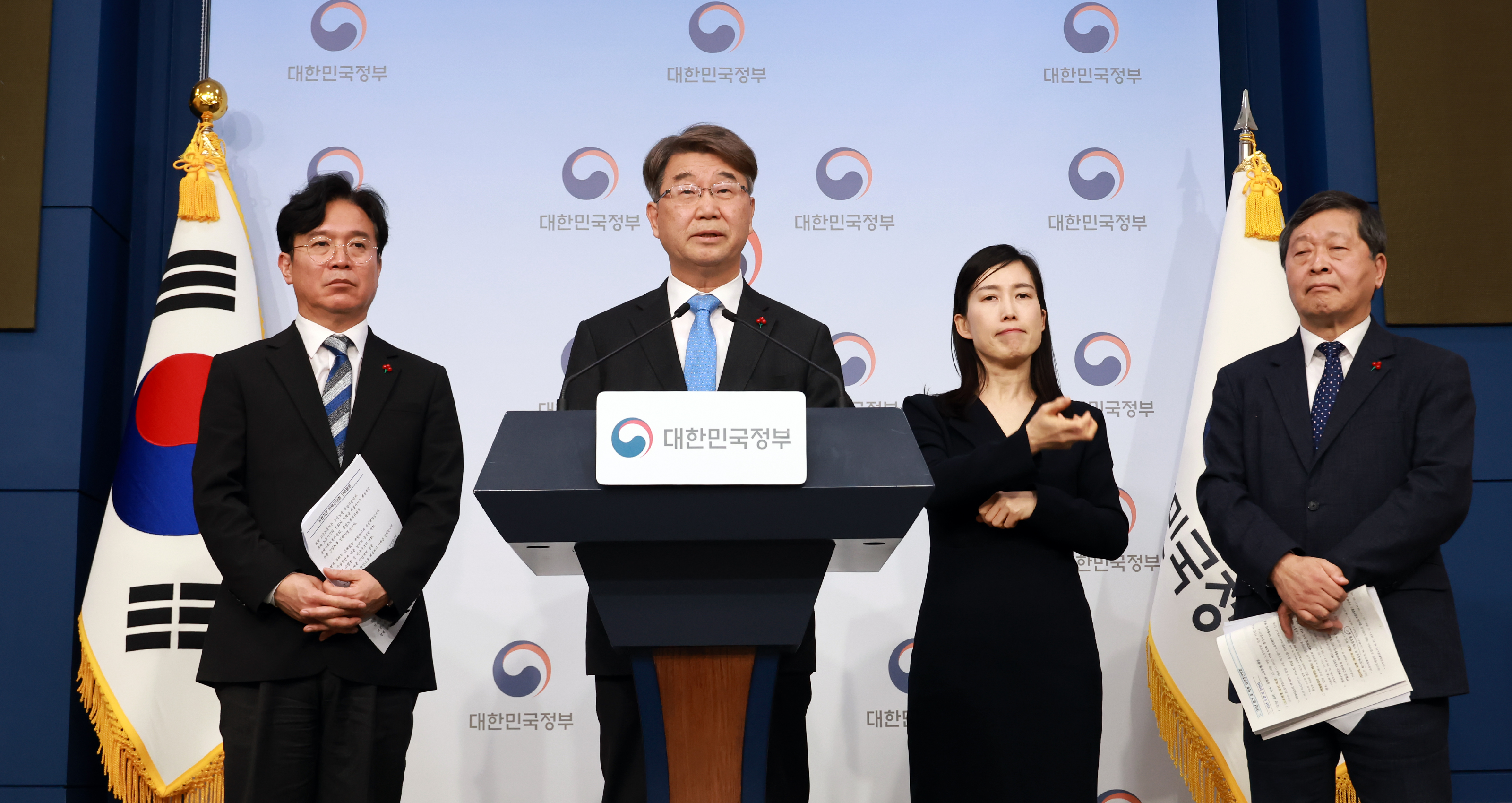 김지형 위원장, 고용노동부-경사노위-중노위 정책간담회 브리핑